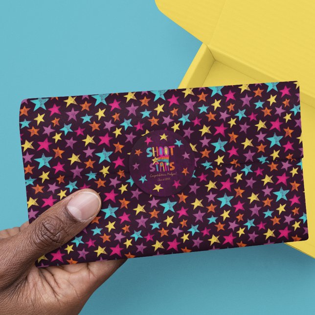 Farbenfrohe Sterne auf dunklen Lila Gemusterten Seidenpapier (Von Creator hochgeladen)