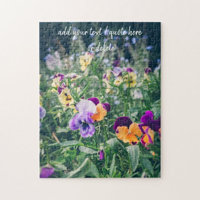 Farbenfrohe Stiefmütterchen im Sommergarten (Vertikal)