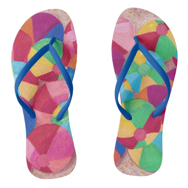 Farbenfrohe Strandbälle in Sandflippen Flip Flops (Fußbett)