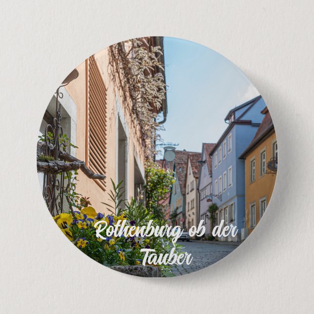 Farbenfrohe Straße in Rothenburg ob der Tauber Button (Vorderseite)