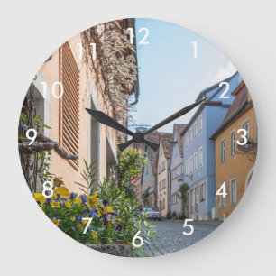 Farbenfrohe Straße in Rothenburg ob der Tauber Große Wanduhr