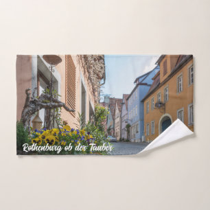 Farbenfrohe Straße in Rothenburg ob der Tauber Handtuch