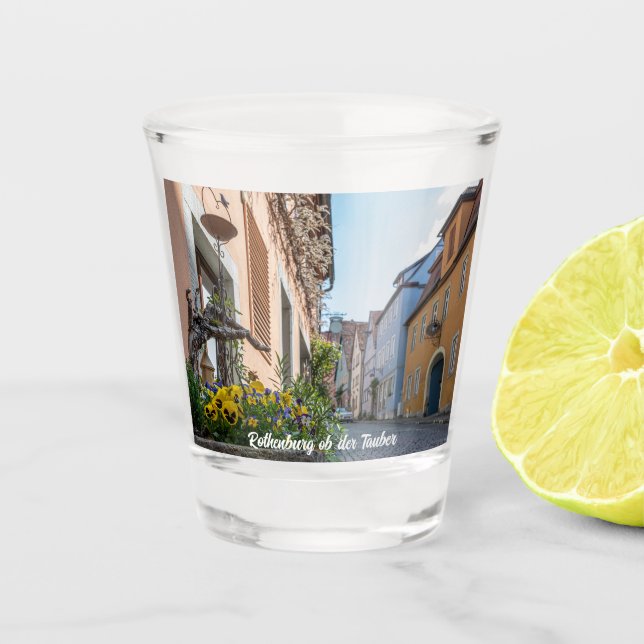 Farbenfrohe Straße in Rothenburg ob der Tauber Schnapsglas (Vorderseite)