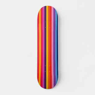Farbenfrohe Streifen im Regenbogenstil Skateboard