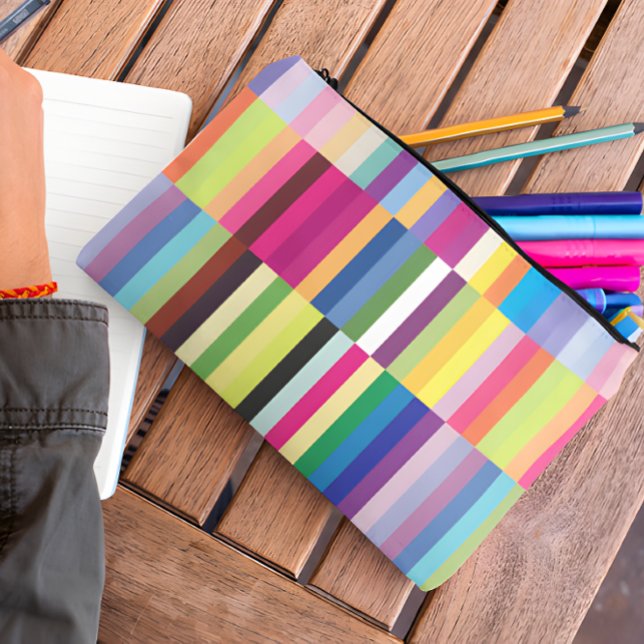 Farbenfrohe Streifenmuster Studenten Schreibschule Zubehörtasche (Colorful Stripes Pattern Multicolor Makeup Bridal Accessory Pouch On Wooden Table)