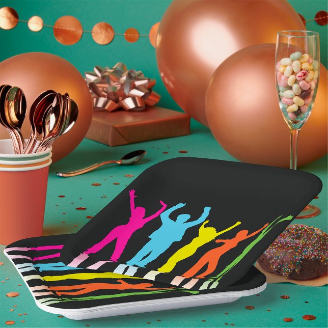 Farbenfrohe Tänzer tanzen um Pappteller (Von Creator hochgeladen)