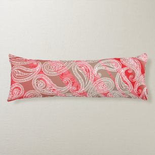 Farbenfrohe Textilgestaltung mit aufwändiger Paisl Seitenschläferkissen