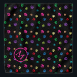 Farbenfrohe Tierpfade druckt Monogramm auf schwarz Halstuch<br><div class="desc">Zeigen Sie,  wie viel Sie Tiere mit dieser niedlichen bunten Pfote gemustert bandana Liebe. Auch sieht phantastisch aus mit einem weißen Hintergrund. Wetten Sie,  dass Ihr Haustier es anziehen wird!</div>