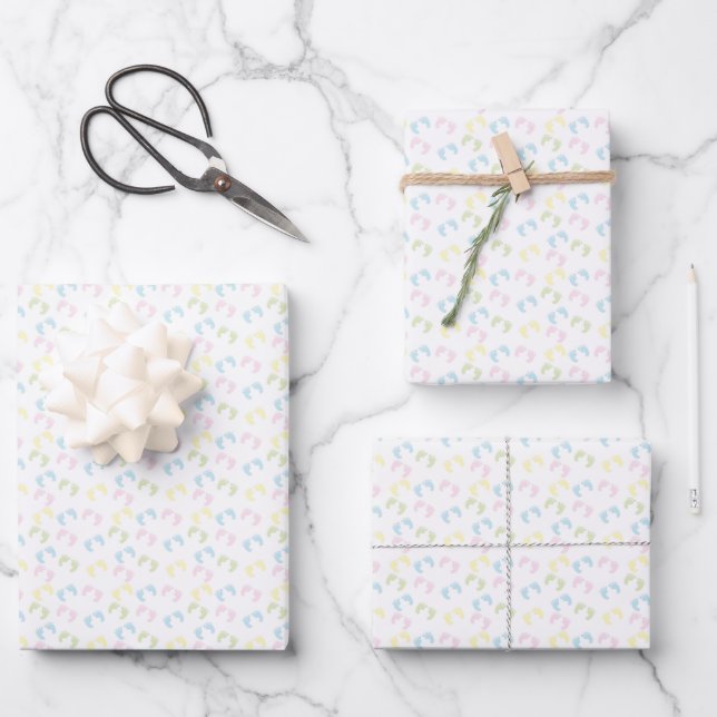 Farbenfrohe Tiny Baby Foot Prints Geschenkpapier Set (Vorderseite)