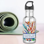 Farbenfrohe Tree Yoga Studio Edelstahlflasche<br><div class="desc">Diese attraktive Wasserflasche ist dekorativ und praktisch,  aber auch ein Weg,  um Ihr Geschäft zu fördern. Es zeigt einen Ausdruck eines meiner originalen Mosaike. Passen Sie es mit Ihrem Namen oder dem Ihres Studios,  Shops oder Geschäfts an. Original Mosaic Design © Michele Davies</div>