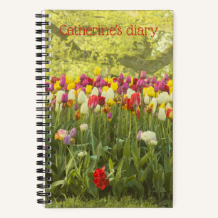 Farbenfrohe Tulpen im Park personalisiert Notizbuch