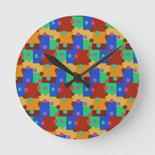 Farbenfrohe Uhr der Schulmauer