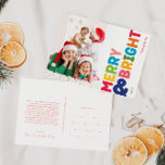 Farbenfrohe und helle Ferien Postkarte<br><div class="desc">Genießen Sie die Freude und den Zauber der Urlaubssaison mit dieser einzigartigen und festlichen, bunten, fröhlichen und hellen Postkarte. Das einfache, aber lustige Design zeichnet sich durch eine Rot-, Grün-, Gelb-, Blau-, Orange- und Rosa-Farbpalette aus, die eine lebhafte und fröhliche Atmosphäre schafft. Die kreative und minimalistische Herangehensweise mit fett formatierter...</div>