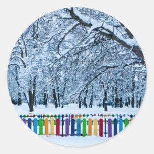 Farbenfrohe und spielerische Winterwunder Runder Aufkleber