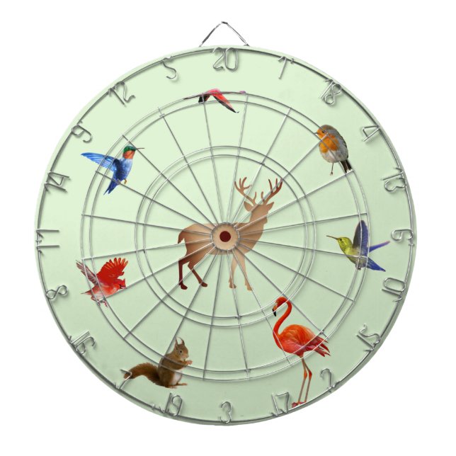 Farbenfrohe Vögel, Hirsche und Eichhörnchen auf he Dartscheibe (vorne)
