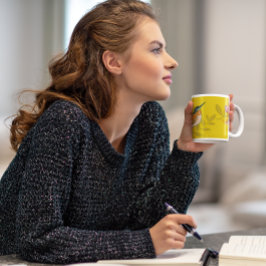 Farbenfrohe Vögel im blumigen Umfeld Zweifarbige Tasse