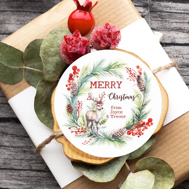 Farbenfrohe Wasserfarbe Hirschbrand Weihnachten Runder Aufkleber (Festive colorful Christmas sticker showing a cute watercolor deer and Holiday wreath with pine cones)