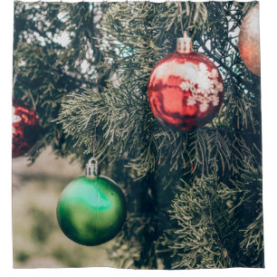 Farbenfrohe Weihnachtsbaumdekoration auf einem Bau Duschvorhang