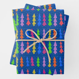 Farbenfrohe Weihnachtsbäume auf blau Geschenkpapier Set