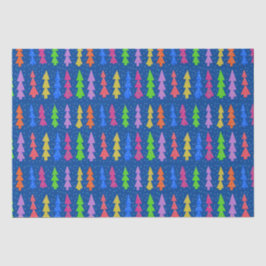 Farbenfrohe Weihnachtsbäume auf blau Seidenpapier