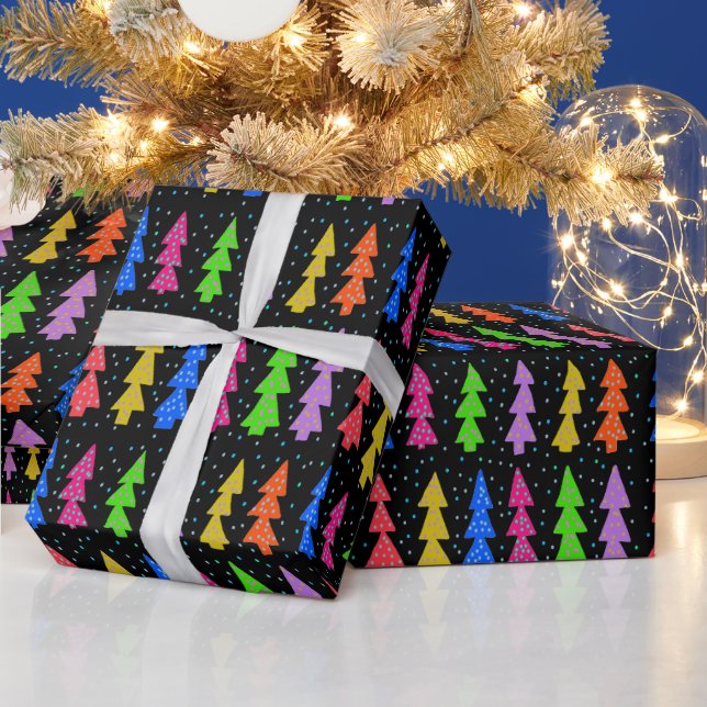 Farbenfrohe Weihnachtsbäume auf schwarz Geschenkpapier (Feiertage)