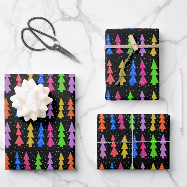 Farbenfrohe Weihnachtsbäume auf schwarz Geschenkpapier Set (Vorderseite)