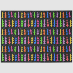 Farbenfrohe Weihnachtsbäume auf schwarz Seidenpapier