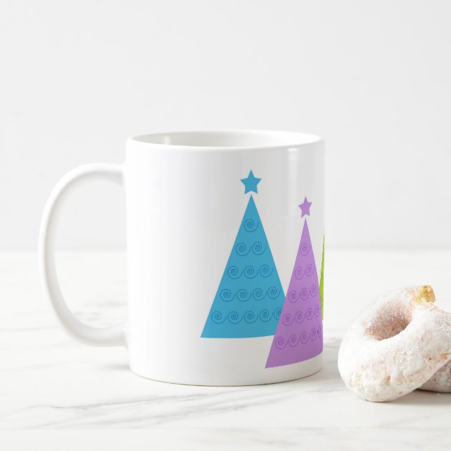 Farbenfrohe Weihnachtsbäume Kaffeetasse (Mit Donut)