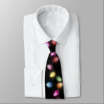 Farbenfrohe Weihnachtsbeleuchtung Krawatte<br><div class="desc">Unsere Kollektion "Farbenfrohe Weihnachtsstimmung" vereint festliche Elemente wie Weihnachtsbeleuchtung mit eleganten und schicken Schriftart auf einem dunklen Hintergrund.</div>