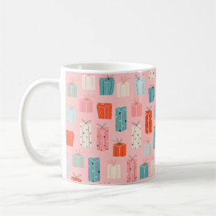 Farbenfrohe Weihnachtsgeschenke auf einem rosa Hin Kaffeetasse