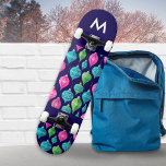 Farbenfrohe Weihnachtsschmuck Mit Monogramm Skateboard<br><div class="desc">Bringen Sie Ihren Skateboarden einen bunten blüh mit diesem hellen und festlichen Skateboard. Mit einem Weihnachtsgeschmack in Rosa,  Blau und Grün auf einem Mitternachtsblauen Hintergrund strahlt dieses Brett sicher im Skate Park aus. Das Brett kann mit einem Initial als elegantes Monogramm personalisiert werden und ist ein ideales Urlaubsgeschenk.</div>