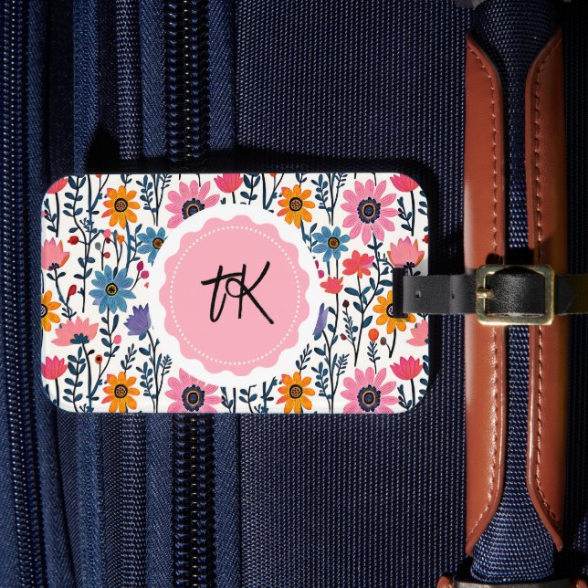 Farbenfrohe Whimsical Folklorele Mit Monogramm Gepäckanhänger (Vorderseite Insitu 4)