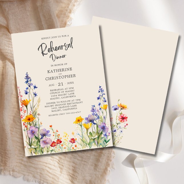 Farbenfrohe Wildblume Beige Hochzeit Probe Dinner Einladung (Colorful Wildflowers Wedding Rehearsal Dinner Invitation with purple, orange, red wildflowers.)
