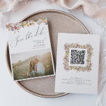 Farbenfrohe Wildblume | Meadow Foto QR-Code Save The Date<br><div class="desc">Diese farbenfrohe Wildblume | Wiese Foto QR Code Save the Date ist perfekt für Ihre einfache, whimsical boho Regenbogen Sommer Hochzeit. Die hellen, zauberhaften Rosa-, Gelb-, Orange- und Goldfloralen verleihen diesem Produkt das Gefühl eines minimalistisch eleganten Vintagen Hippie-Frühlingsgartens. Das moderne Design ist künstlerisch und zart und zeigt eine klassische erdige...</div>