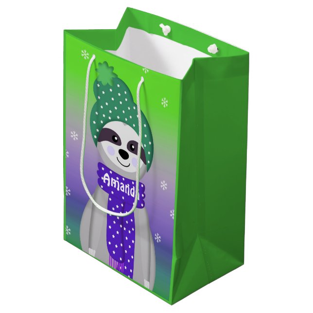 Farbenfrohe Winter Sloth Design Mittlere Geschenkt Mittlere Geschenktüte (Vorderseite Schrägansicht)