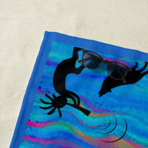 Farbenfrohe Wolf und Kokopelli Strandtuch