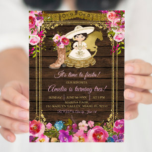 Farbenfrohe Wood Charro Mexican Girl dreht Tres Einladung