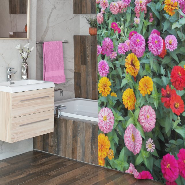 Farbenfrohe Zinnia-Blume Duschvorhang (In Situ Bathroom)