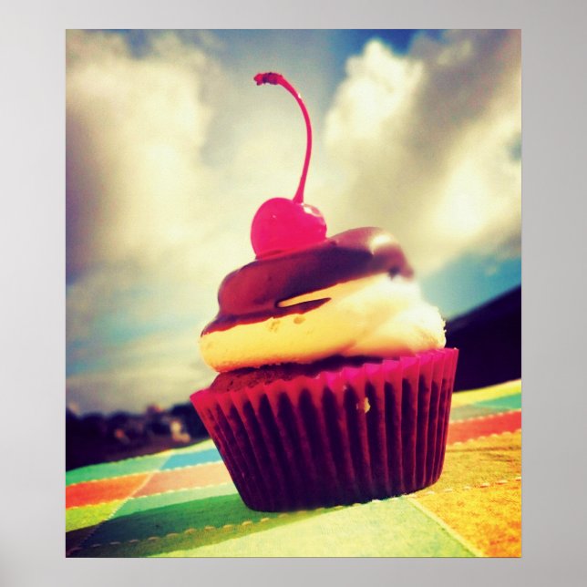 Farbenfroher Cupcake mit Cherry oben Poster (Vorne)