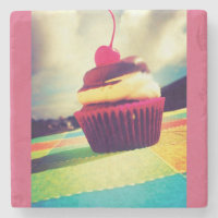 Farbenfroher Cupcake mit Cherry oben