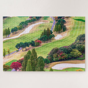Farbenfroher Golfplatz im Herbst