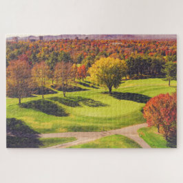 Farbenfroher Golfplatz im Herbst