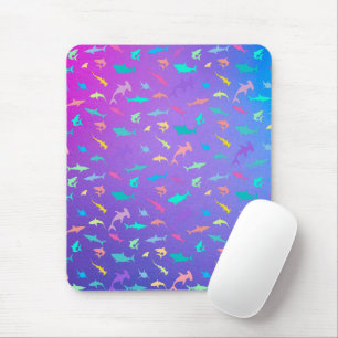 Farbenfroher Hai unter dem Party der Meeresschule Mousepad