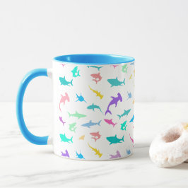 Farbenfroher Hai unter dem Party der Meeresschule Tasse