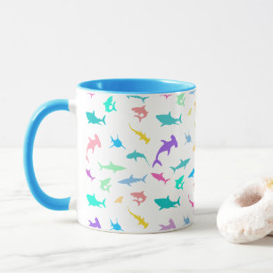 Farbenfroher Hai unter dem Party der Meeresschule Tasse