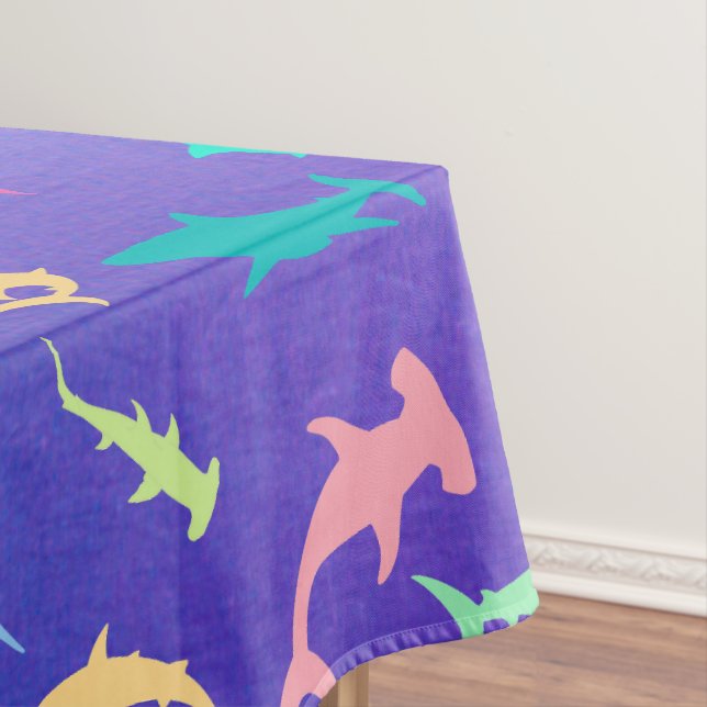 Farbenfroher Hai unter dem Party der Meeresschule Tischdecke (Beispiel)