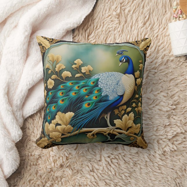 Farbenfroher Pfau zeigt Federn in der Natur Kissen (Decke)