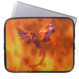 Farbenfroher Phönix fliegt vor einem frischen Hint Laptopschutzhülle