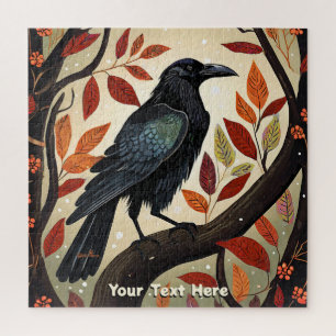 Farbenfroher Raven in einem Baum