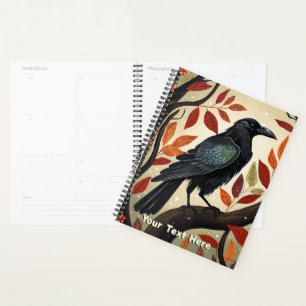 Farbenfroher Raven in einem Baum Planer